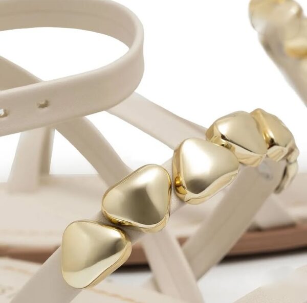 Rasteira de Tiras e Enfeites Off White Constance - Image 3